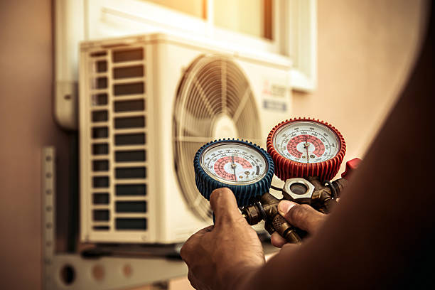 Professional Hvac technician working in Kansas, KS